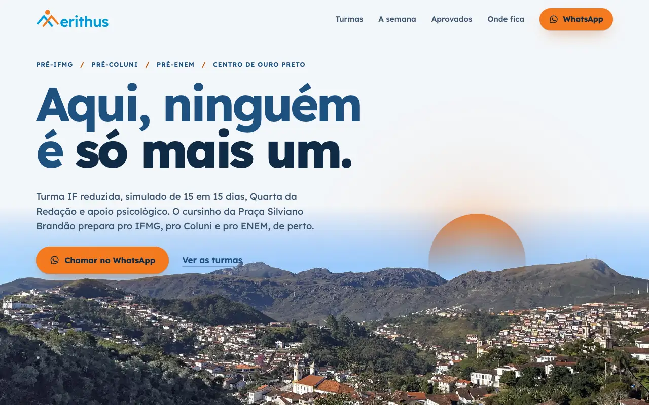Site do Merithus Pré-Vestibular com o título Aqui, ninguém é só mais um, sobre a paisagem de Ouro Preto